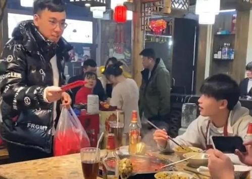 男子商店吃瓜  第2张