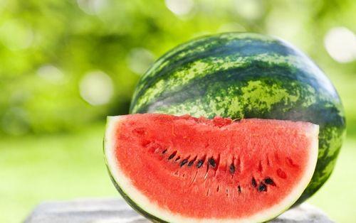 楼梯里吃瓜图,捕捉日常生活中的趣味瞬间  第2张