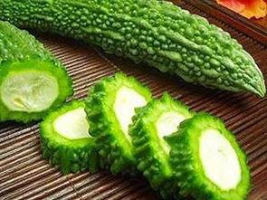 楼梯里吃瓜图,捕捉日常生活中的趣味瞬间  第3张