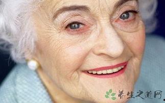 无牙老人吃瓜,享受夏日清凉时光 第1张 无牙老人吃瓜,享受夏日清凉时光 第1张