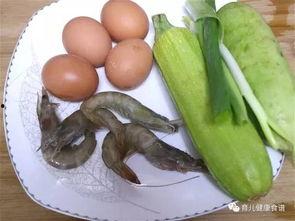 鹅吃角瓜,鹅儿欢快啄食角瓜的温馨瞬间  第2张