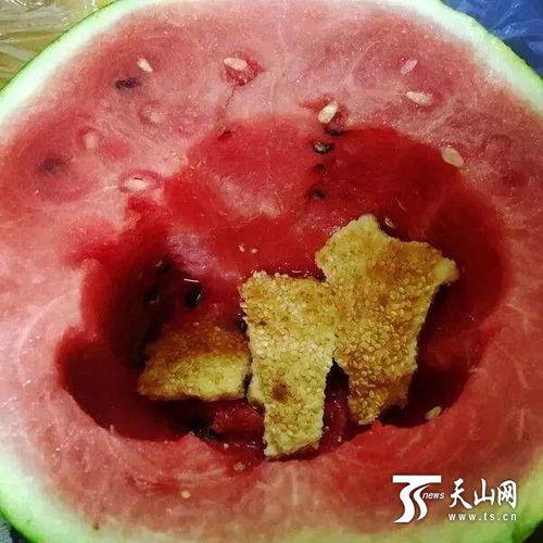 新疆吃瓜馕,吃瓜馕，品味独特民族美食  第1张