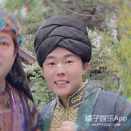 相声女演员吃瓜  第3张