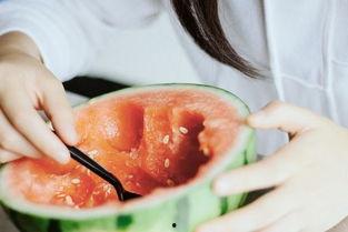 吃瓜拍摄写真图片,捕捉夏日清凉瞬间  第1张