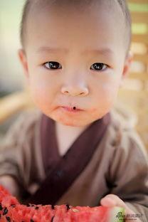 吃瓜拍摄写真图片,捕捉夏日清凉瞬间  第2张