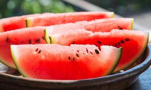 吃瓜拍摄写真图片,捕捉夏日清凉瞬间  第3张